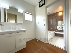 洗面台、洗濯機置き場、バスルームが連なっている、生活導線の考えられた作りになっています。