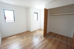 6.5帖の洋室です。クローゼット付きなので、すっきりと整理整頓でき気持ちよく過ごせますね＾＾