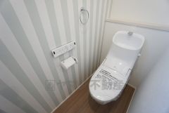 2階のおトイレです。パステルカラーのオシャレなクロスで気分も上がります。各棟、違った色とデザインです。どの棟がお好みですか＾＾