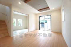 折上天井は、中央部分が一段高くなっていることで奥行きが生まれ、リビングを広く見せてくれます＾＾