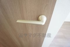 つるんとした手触りと、程良く手になじむドアノブです。細かい所まで拘りが詰まっています。