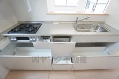 キッチン上に物が少ないとお掃除もラクになるので、大きな鍋・小物類や洗剤等がたくさんしまえる大容量の収納は嬉しいですね＾＾