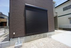 外観を損なわないシンプルなデザインのシャッター。防犯や台風対策に効果的です。
