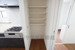 キッチン横にパントリーあり＾＾可動棚は収納したいものによって高さが変えられ便利ですね＾＾