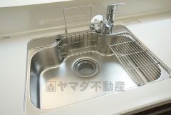 大きなお鍋も楽々洗える幅の広いシンクです＾＾ステンレスシンクなので簡単にお掃除できますよ。