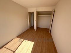 バルコニーに面した6帖の洋室です。クローゼット付きなので、すっきりと整理整頓でき気持ちよく過ごせますね＾＾