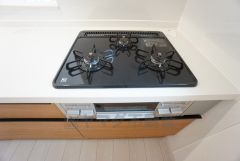 3種類の料理が同時に調理できる、3口ガスコンロ。忙しい夕食の支度時間が短縮できて嬉しいですね。