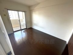 リビングに隣接した5.9帖の洋室です。バルコニーに面しており、日当たりがよく、寝室としての利用もおすすめです＾＾