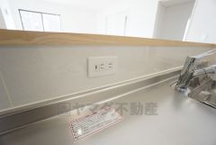 ブレンダーやハンドミキサーなどキッチンでは何かと調理家電が活躍。使いやすい場所にコンセントを設けているので、気軽にお料理できますね＾＾