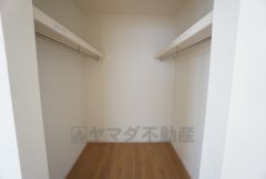 8.5帖の洋室にはウォークインクローゼットが付いています＾＾両サイドにハンガーパイプが付いているので、収納量もたっぷり＾＾