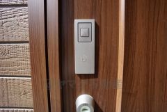 電気施錠スマートコントロールキー搭載の玄関扉です。