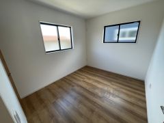 2面採光を採り入れた洋室。