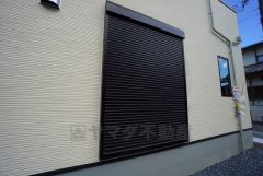 外観を損なわないシンプルなデザインのシャッター。防犯や台風対策に効果的です。