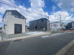前面道路は広々＾＾駐車が苦手方でも安心ですね＾＾