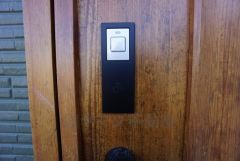 防犯性が高い玄関扉のタッチキー。バッグから鍵を取り出す必要がなく、手が塞がっていてもボタンを押すだけで鍵が開きとっても便利ですね。