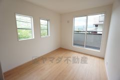 バルコニーに面した5.25帖の洋室です。日当たりがよく、寝室としての利用もおすすめです＾＾