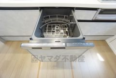 ビルトインタイプの食器洗浄乾燥機。調理スペースが広がり、キッチンをスッキリ使う事ができますね。