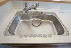 大きなお鍋も楽々洗える幅の広いシンクです＾＾ステンレスシンクなので簡単にお掃除できますよ。