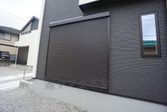 外観を損なわないシンプルなデザインのシャッター。防犯や台風対策に効果的です。