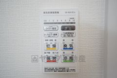 浴室暖房乾燥機には、暖房、乾燥、涼風、換気の4つの機能が付いています。タイマー付き。