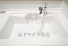広々とした凸型シンクに洗剤ポケットを標準装備。大きなお鍋など洗いやすいです。