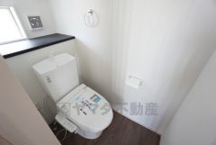 ウォシュレット付トイレです。1階2階の2ヶ所にトイレがあるので、忙しい朝にもゆとりができますね。