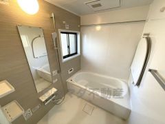 1日の疲れを癒すくつろぎのバスルーム。窓付き・浴室乾燥機で換気・雨の日の洗濯もばっちり＾＾