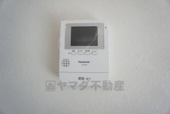 TVインターフォンが装備されているので、セキュリティーも安心。玄関先に出ることなく、訪問者を確認できるのですごく便利です。