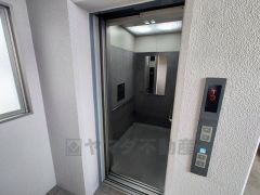 買い物などで重い荷物を持つ際もエレベーターがあれば短時間で部屋へ行くことが出来ますね。