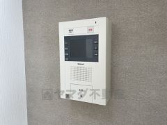 防犯性もばっちり、TVモニター付きインターフォン完備。大きなモニターで玄関先を確認できます。録画機能が付いているので不在時の訪問者も確認できて安心です＾＾