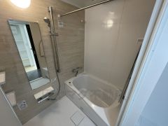 優しい色合いと汚れが目立ちにくいベージュカラーの浴室です。