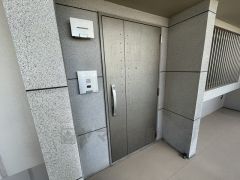 玄関はダブルロックキーなので安心です＾＾