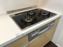3種類の料理が同時に調理できる、3口ガスコンロ。忙しい夕食の支度時間が短縮できて嬉しいですね。