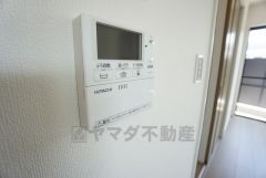 家族みんなが、自分ペースでいつでも気持ちよく入浴できるよう、追い炊き機能がついた給湯器リモコン。水を扱う作業が多いキッチン横にあるので、便利です。