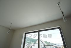 窓際に室内物干し付き＾＾雨の日や花粉の季節の洗濯も安心です＾＾