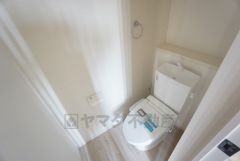 ウォシュレット付トイレです。1階2階の2ヶ所にトイレがあるので、忙しい朝にもゆとりができますね。