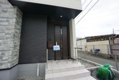 玄関には屋根があるので雨の日も安心してカバンの中から鍵が探せますね＾＾