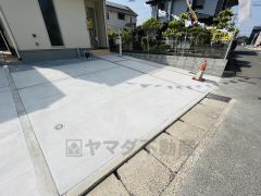 カースペースは2台分(軽自動車含む)＾＾並列駐車が出来ますよ。