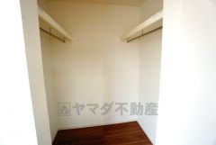 両サイドにハンガーパイプが付いているので、収納量もたっぷりのウォークインクローゼット＾＾