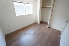 5.25帖の洋室です。クローゼット付きなので、すっきりと整理整頓でき気持ちよく過ごせますね＾＾