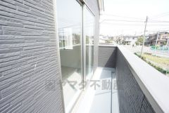 目の前に日差しを遮る建物がないので日当たり良好です。お洗濯物がよく乾きそうですね。