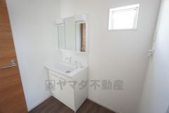 三面鏡つき洗面台。収納も一体型になっているので、ドライヤーやヘアアイロンの置き場に困りませんね。