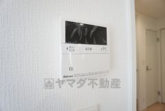 キッチン横からお湯張り、追い炊き、温度調節がボタンで楽々操作できる給湯器リモコンです＾＾忙しい夕飯の準備の時間帯に重宝しますね。