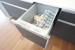 炊事時間を大幅に短縮できる食器洗浄乾燥機付き＾＾冬場の洗い物で手荒れの悩みもなくなります。