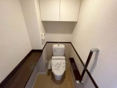 ウォシュレット付トイレです。収納も確保＾＾