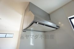 コンロ上には換気扇完備＾＾すぐ横に小窓が設けられているので、換気扇と合わせてWで換気できます＾＾