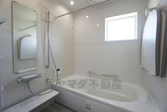 家族全員が1日の疲れを癒すくつろぎのバスルーム。段差のあるバスタブなので、腰かけて半身浴を楽しんだり反対に座って足をのせたり、小さなお子さんとの入浴にも重宝します。
