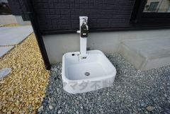 外水栓は、汚れたものを家の外で洗いたいときにとても便利。