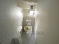ウォシュレット付トイレです。1階2階の2ヶ所にトイレがあるので、忙しい朝にもゆとりができますね。